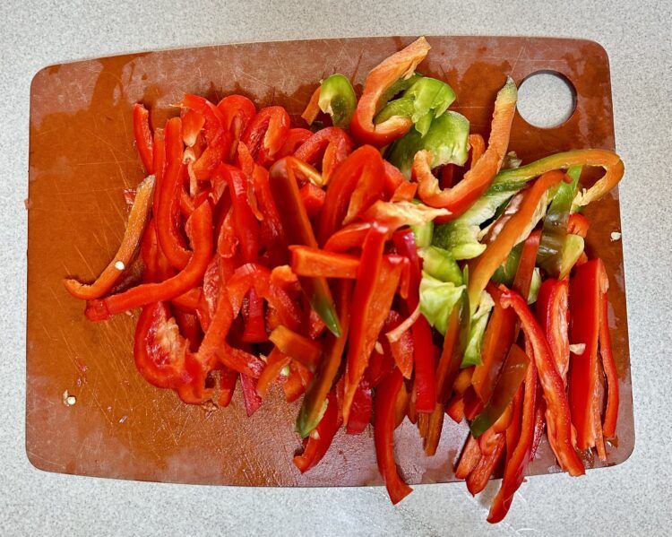 Cutting the bell peppers in slices