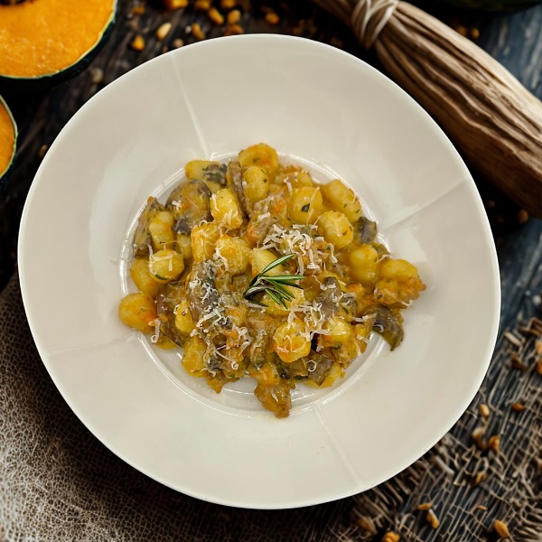 ONE-PAN Creamy gnocchi with butternut squash and sausage! Ingredients:
1 lb Gnocchi
8 oz Sliced cremini mushrooms
1⁄2 cup Dry white wine
 Rosemary 
1 Leek
1⁄3 cup Cream Cheese
0.450 lb Sausage without skin
3 tbsp Extra virgin olive oil
2 cup Butternut squash, diced
1 Clove of Garlic
Parmesan Cheese for serving
2 tsp Salt to taste. #recipelovers #dinner #homecookingdaily #recipeoftheday #foodporn #foodexplorertribe